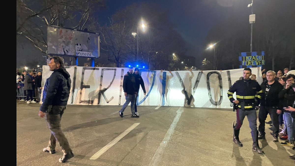 Inter Napoli, l'accoglienza dei tifosi alla squadra è da brividi! Cori e striscioni - VIDEO 26 Inter Napoli