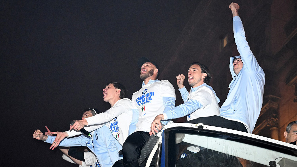 Festa scudetto Inter, il coro dei giocatori fa impazzire i tifosi - VIDEO 26 festa scudetto inter