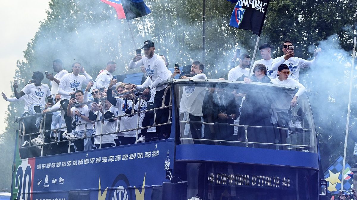 Festa scudetto Inter, Dumfries mattatore: l'olandese con la maschera di Simone Inzaghi! - FOTO 26 pullman scoperto inter