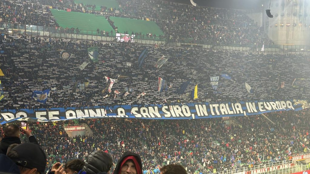 Coreografia Inter, lo striscione dei tifosi fa esplodere San Siro - FOTO 27 Milan Inter striscione tifosi