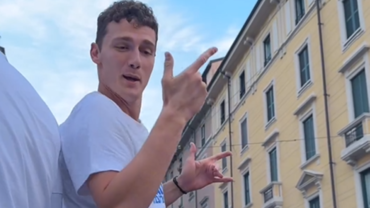 Pavard rivela: «Prima del derby col Milan ho stuzzicato Theo e Maignan. Ho detto loro che...» 26 Pavard festa scudetto inter