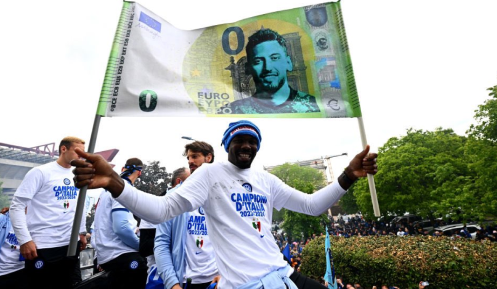 Thuram e la stoccata al Milan: spunta lo striscione durante la festa scudetto! 27 Thuram striscione festa scudetto Inter