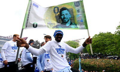Thuram striscione festa scudetto Inter