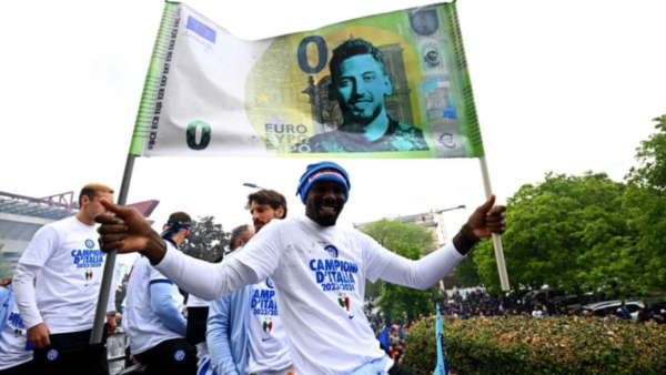 Thuram striscione festa scudetto Inter
