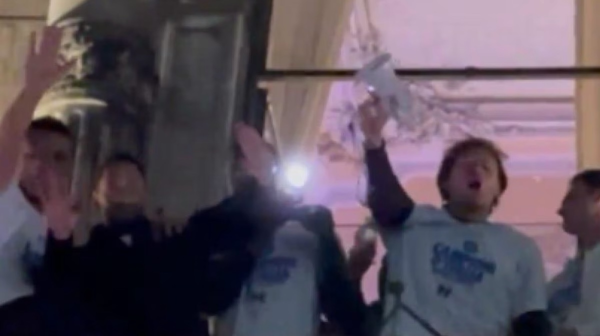 Barella-Calhanoglu, che stile! Interrotto il coro contro Theo Hernandez in Piazza Duomo - VIDEO 26 barella coro theo hernandez