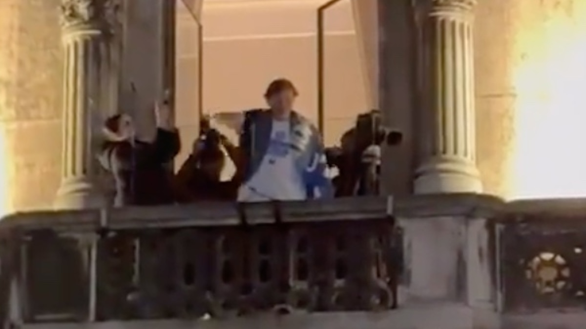 Giocatori Inter in Duomo: la festa scudetto si scatena dalla terrazza. Ecco chi c'era 26 barella terrazza piazza duomo scudetto