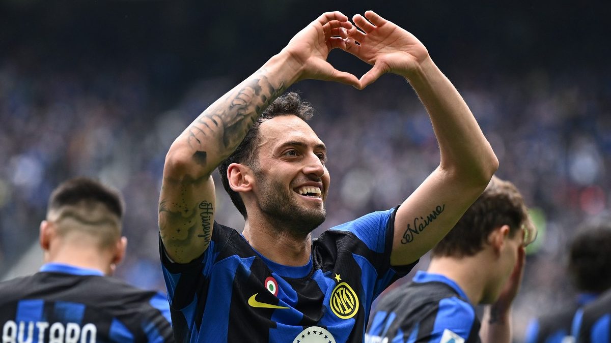 Inter Torino 2-0: i Campioni d'Italia vincono sotto al segno di Calhanoglu. Comincia la festa scudetto a San Siro 26 Calhanoglu
