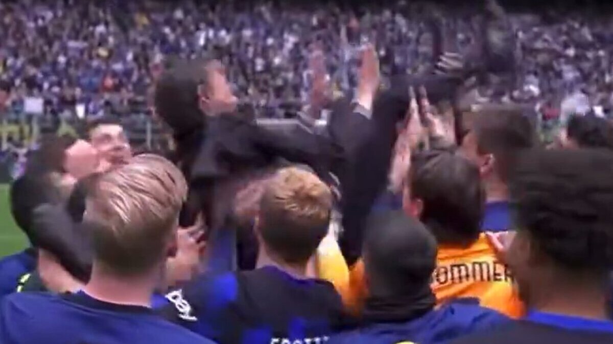 Inzaghi sollevato in aria dai calciatori dell'Inter - VIDEO 26 inzaghi
