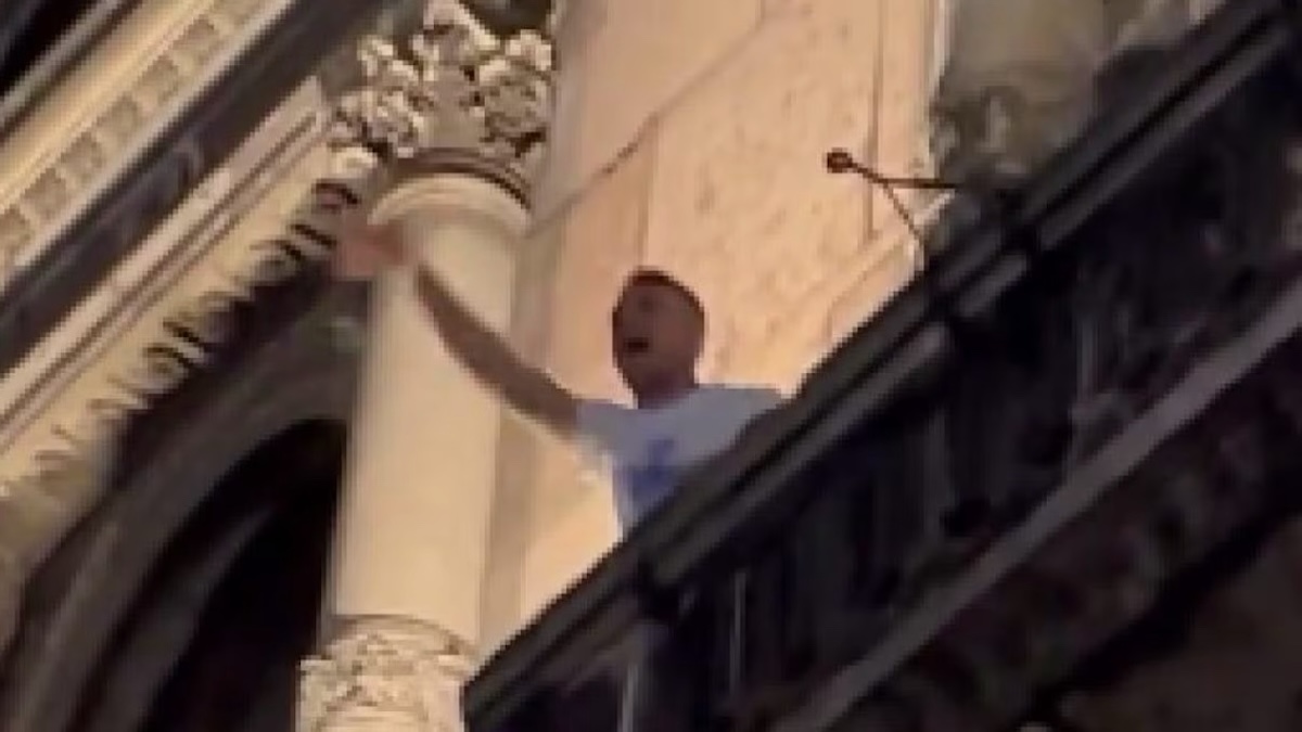 Lautaro si lascia trascinare dai tifosi Inter: gli scappa il coro anti Milan in Duomo - VIDEO 26 lautaro martinez