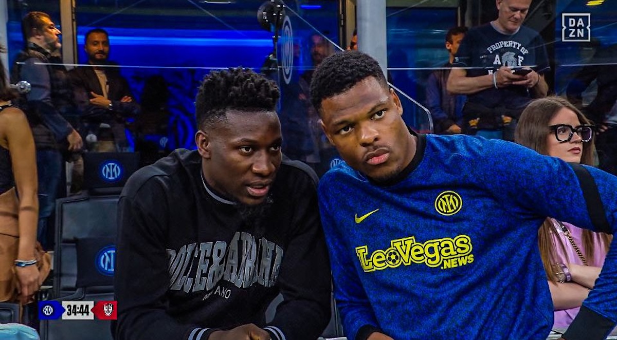 Onana di nuovo a San Siro per Inter-Cagliari: colloquio con Dumfries nel pre. E Barella... - FOTO 26 Onana Dumfries