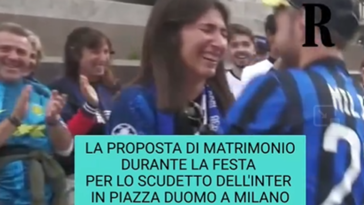 Festa scudetto Inter, la proposta di matrimonio in Piazza Duomo - VIDEO 26 proposta matrimonio
