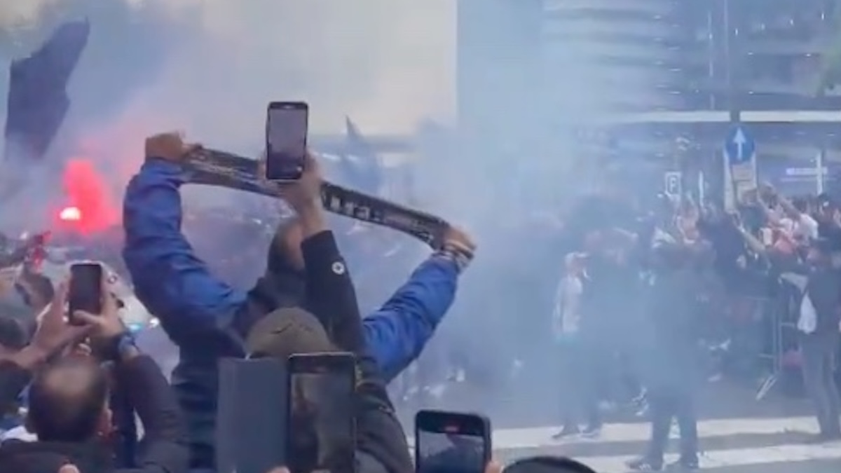 Pullman Inter a San Siro: entusiasmo alle stelle e fuochi d'artificio per i campioni d'Italia - VIDEO 26 pullman inter tifosi