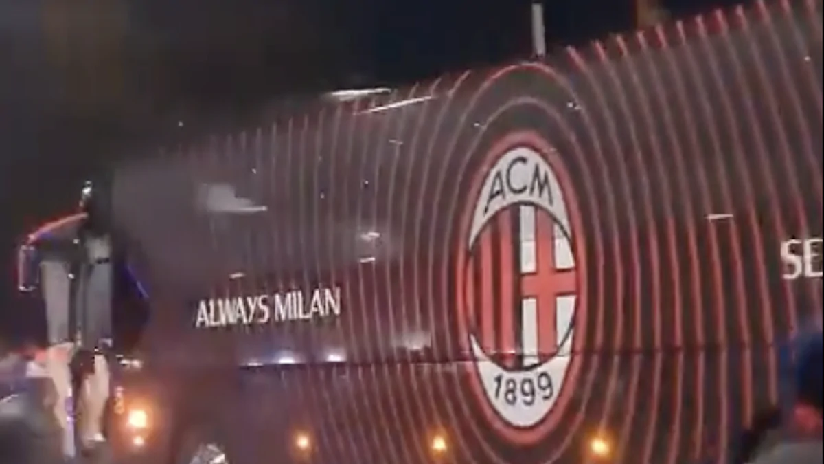 Milan Inter, pullman rossonero arrivato: l'accoglienza dei tifosi nerazzurri - VIDEO 26 pullman milanfrosinone