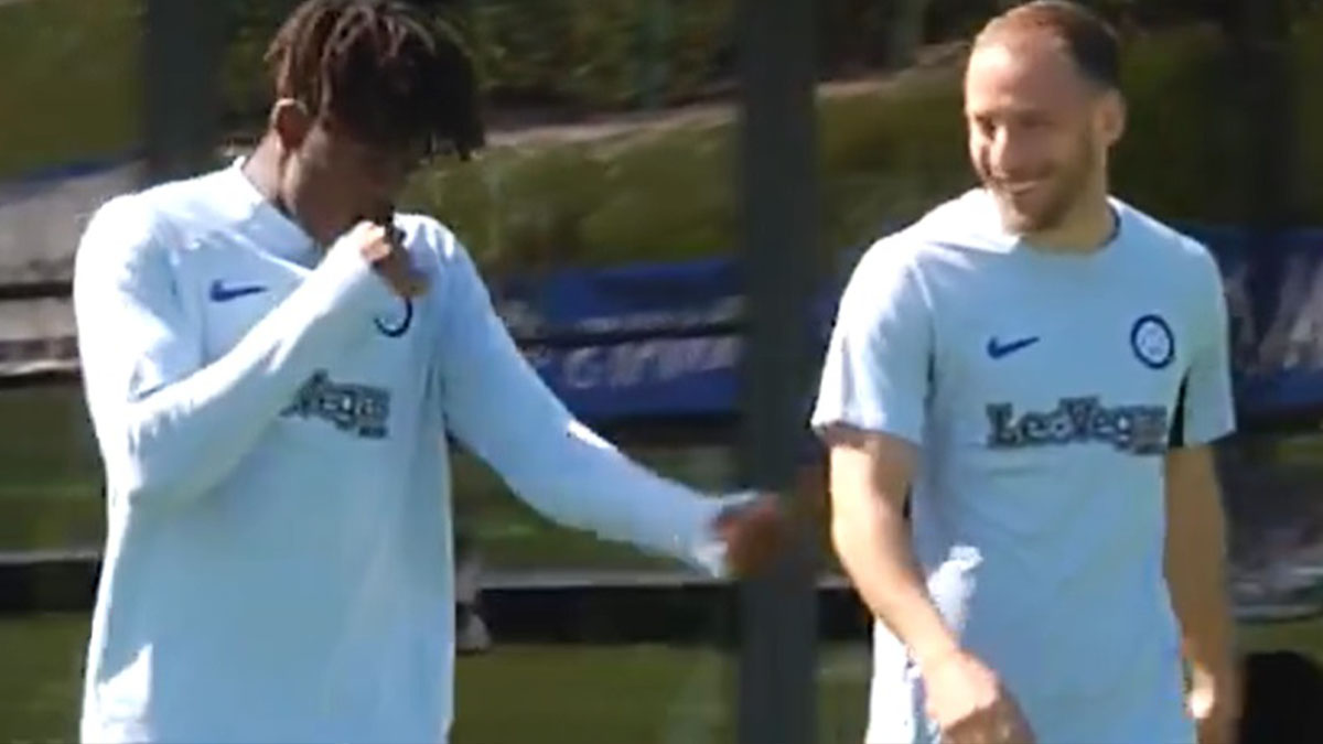 Allenamento Inter, ad Appiano Gentile si comincia con un po' di musica e buonumore - VIDEO 26 Bisseck Carlos Augusto