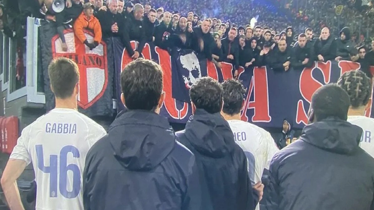 Contestazione tifosi Milan verso il derby, squadra sotto il settore ospiti: «Tirate fuori i cog****» 26 tifosi milan contestazione