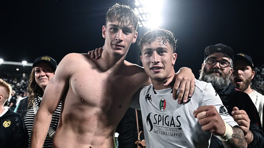 Salvatore Esposito sul fratello Pio: «Ero certo che non avrebbe deluso. Il gol all'Estonia? Ecco come abbiamo reagito io e Sebastiano» 1 Salvatore Esposito
