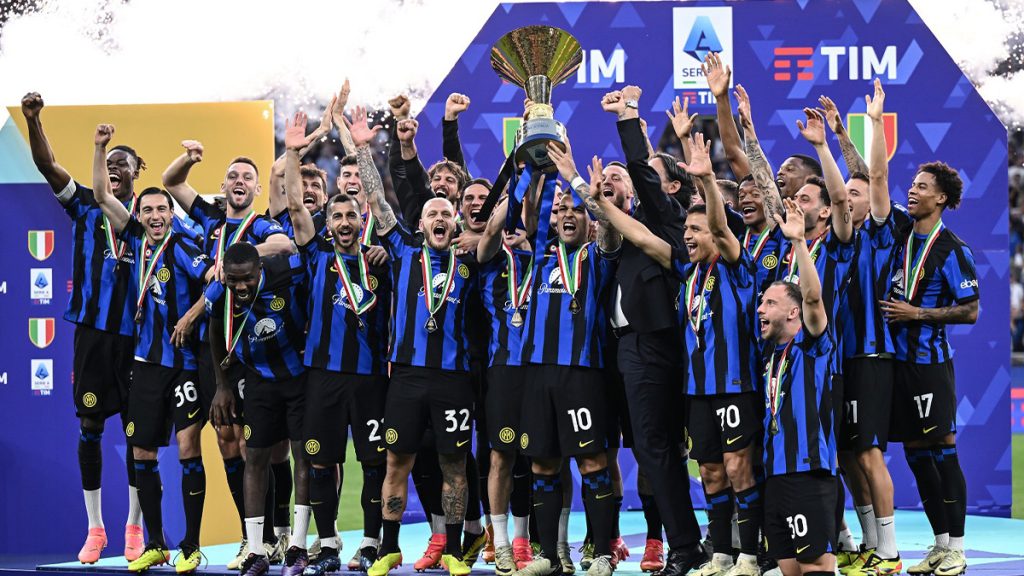 Scudetto Inter, Dumfries IRONIZZA sul Milan: «Speciale vincerlo in casa loro». Poi RACCONTA l'aneddoto 1 Inter scudetto