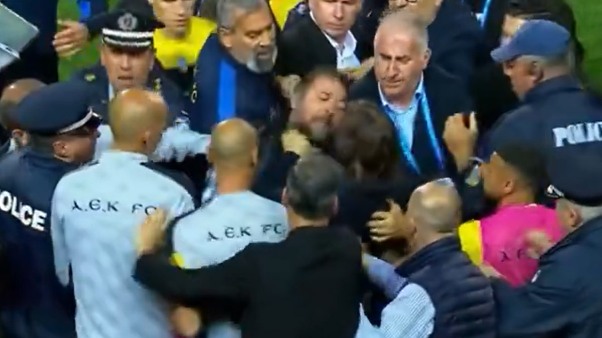 Almeyda perde la testa! Follia dell'ex Inter: ecco cos'è successo in Grecia - VIDEO 26 almeyda rissa