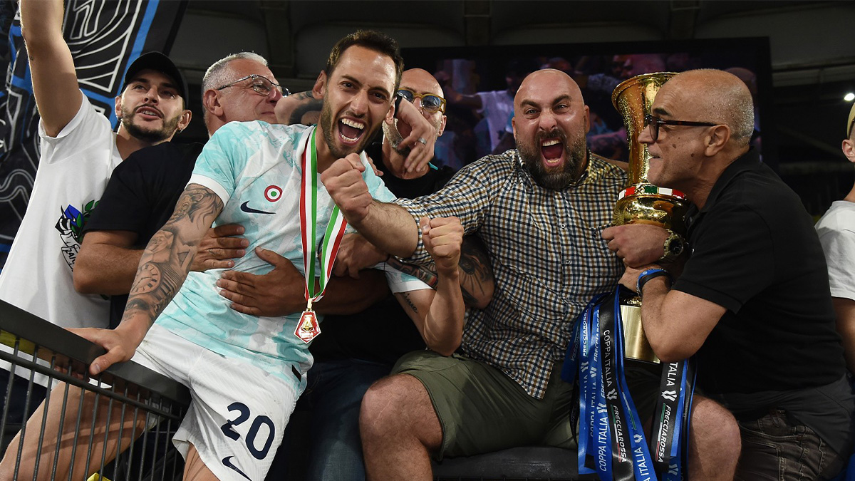 Calhanoglu RESTA all'Inter, la Curva Nord ABBRACCIA il proprio beniamino: il MESSAGGIO 26 Calhanoglu Curva Nord