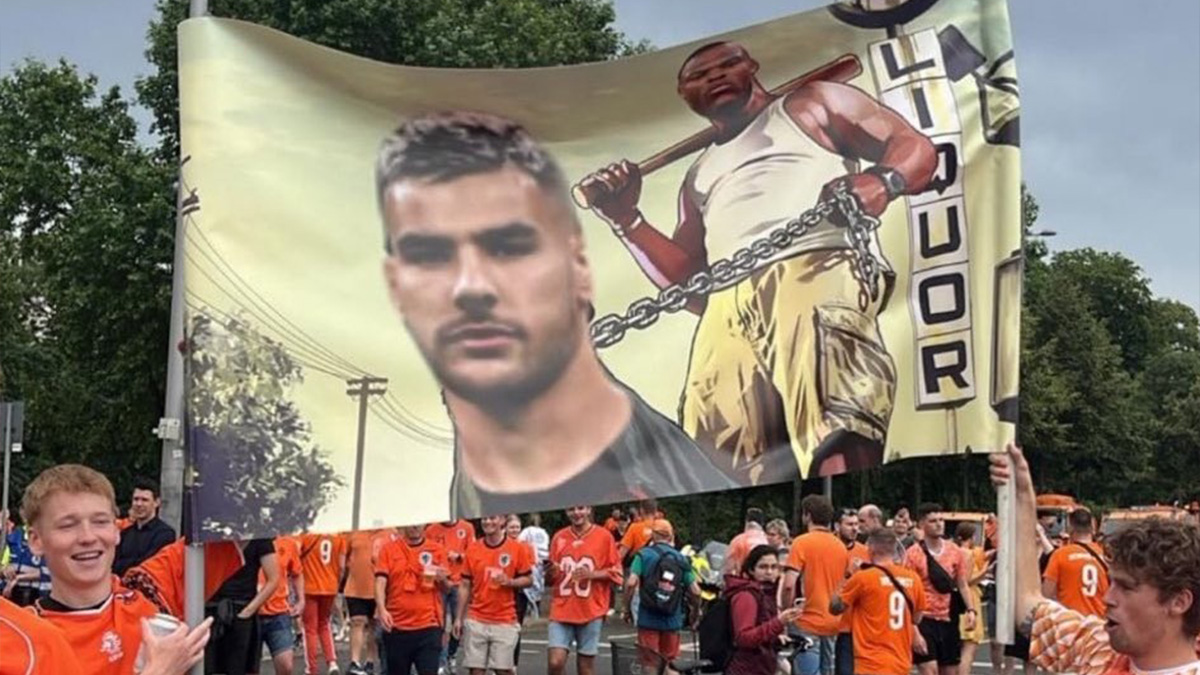 Dumfries contro Theo Hernandez, l'ICONICO striscione compare nel prepartita di Olanda Francia - FOTO 26 striscione dumfries theo hernandez