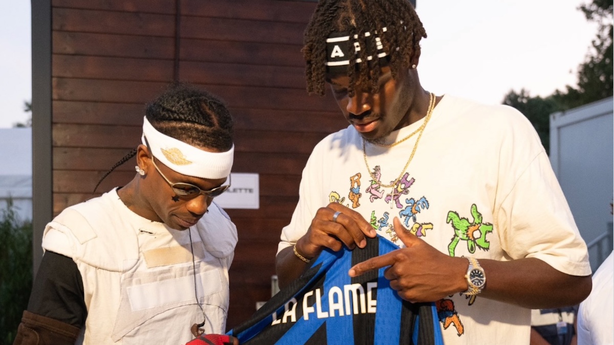 Travis Scott riceve in regalo la NUOVA MAGLIA INTER: gliela consegna direttamente Bisseck - FOTO 26 travis scott bisseck maglia inter