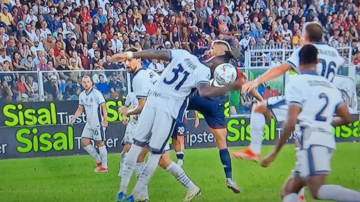 Mano Bisseck, e se prima ci fosse un TOCCO con la testa? La SPIEGAZIONE sul rigore assegnato contro l'Inter 26 Bisseck mano Genoa Inter