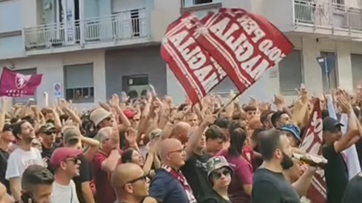 Tifosi Torino, corteo di PROTESTA contro Cairo prima del match con l'Atalanta: il MOTIVO ha a che fare con un ex Inter - VIDEO 26 tifosi Torino