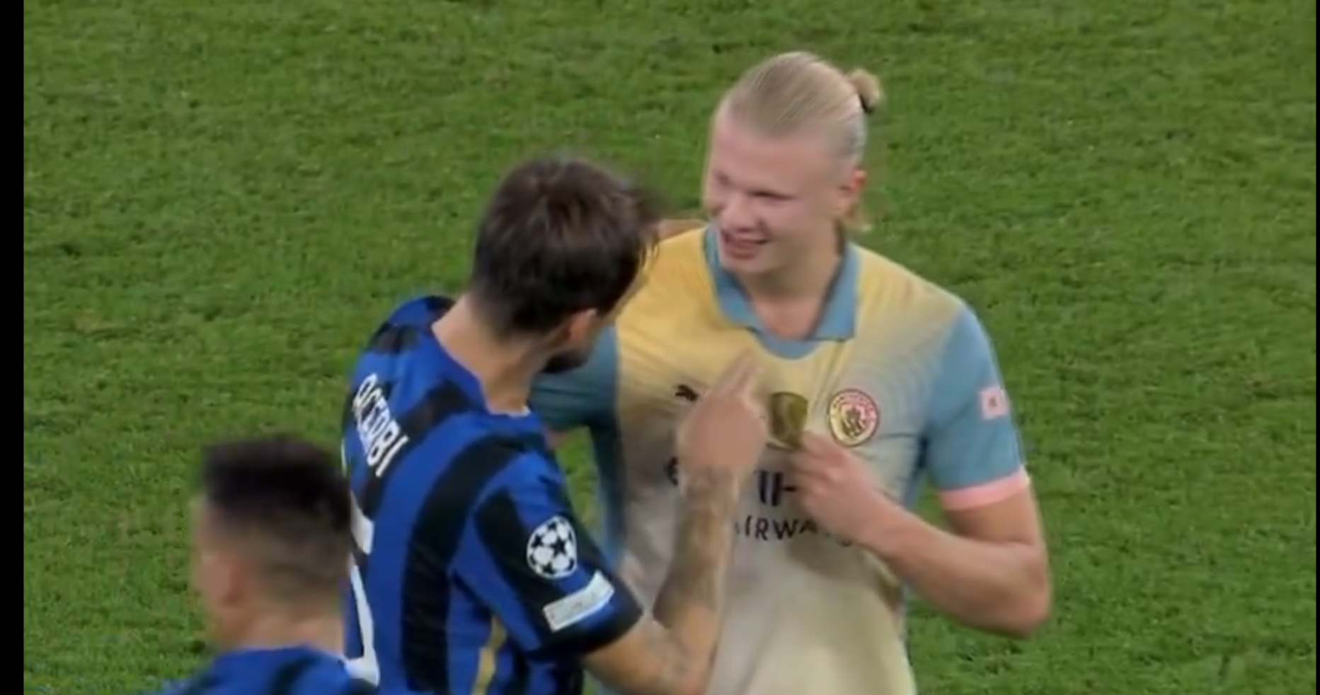 Acerbi SCHERZA dopo il duello VINTO con Haaland: «Gli ho chiesto la maglia ma non me l'ha data» - FOTO 26 Acerbi Haaland