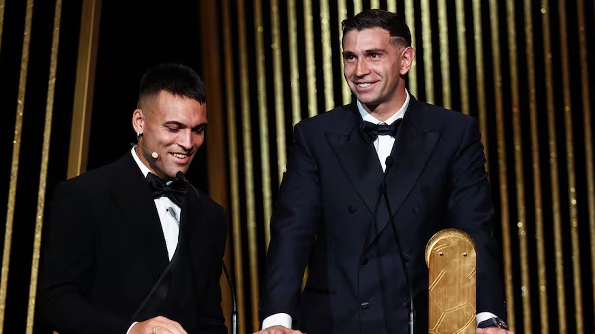 Emiliano Martinez prima della premiazione: «Lautaro merita al 100% di stare qui e giocarsi il Pallone d'Oro, è stato tra i migliori» 26 Lautaro Emiliano Martinez