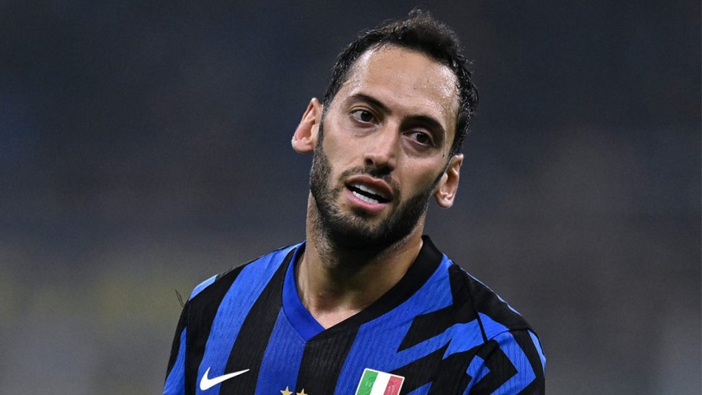 Infortunio Calhanoglu, il centrocampista vuole esserci a Verona! Il piano di Inzaghi per gestire il suo recupero 1 Caso Calhanoglu