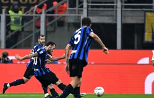 Inter Napoli 1-1: Calhanoglu risponde a McTominay! Inzaghi e Conte si spartiscono un punto