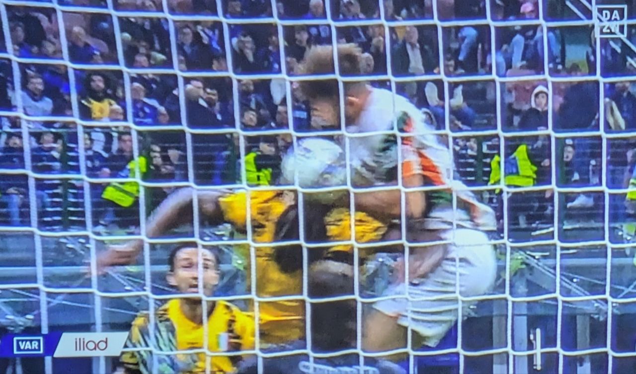 Gol annullato Sverko, brivido nel finale per i nerazzurri: ecco cosa è successo nell'area di rigore dell'Inter 26 WhatsApp Image 2024 11 03 at 22.54.14