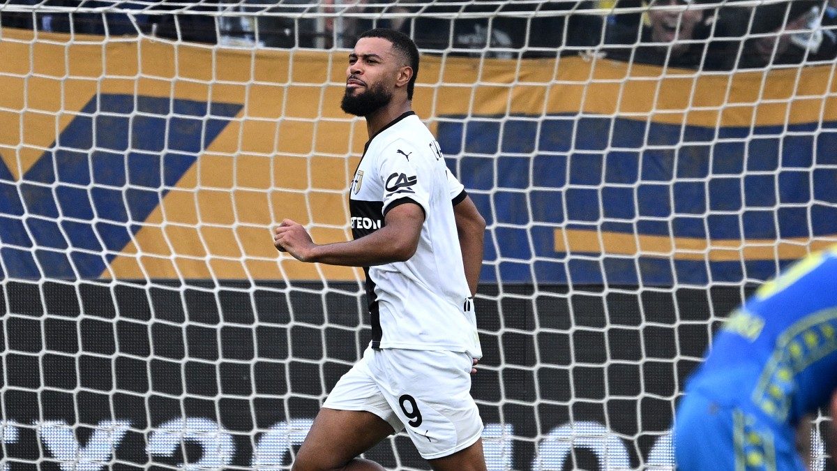 Infortunio Charpentier, tegola per il Parma. Si prevede un lungo stop per la punta 25enne. Gli aggiornamenti 26 Charpentier