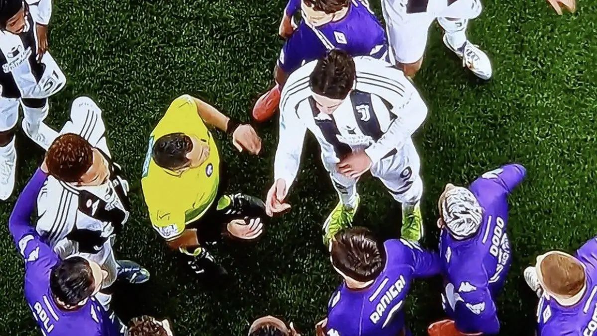Juventus Fiorentina, Vlahovic richiama Mariani: cori razzisti dal settore ospiti verso l’attaccante 26 Vlahovic a colloquio con Mariani