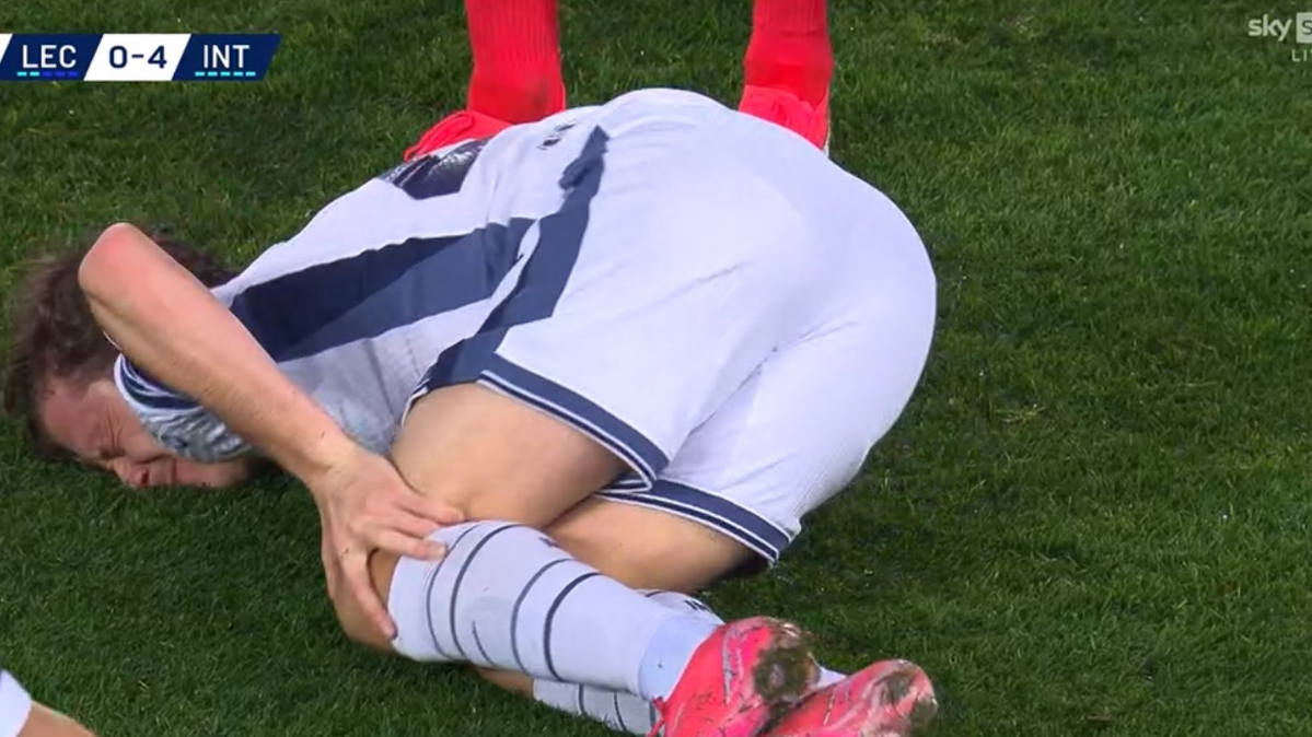 Lecce Inter, paura per Barella! Il centrocampista resta a terra e si tocca il ginocchio 26 Immagine 2025 01 26 195026 e1737917470903