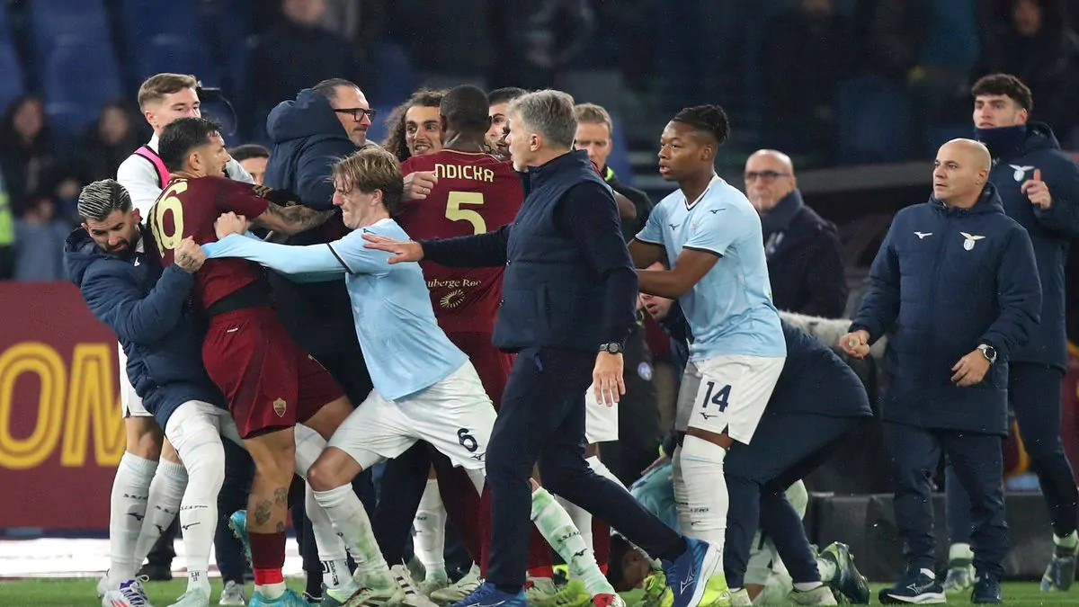 Roma Lazio, rissa nel finale del derby: Marelli spiega l’espulsione di Castellanos 26 Roma Lazio