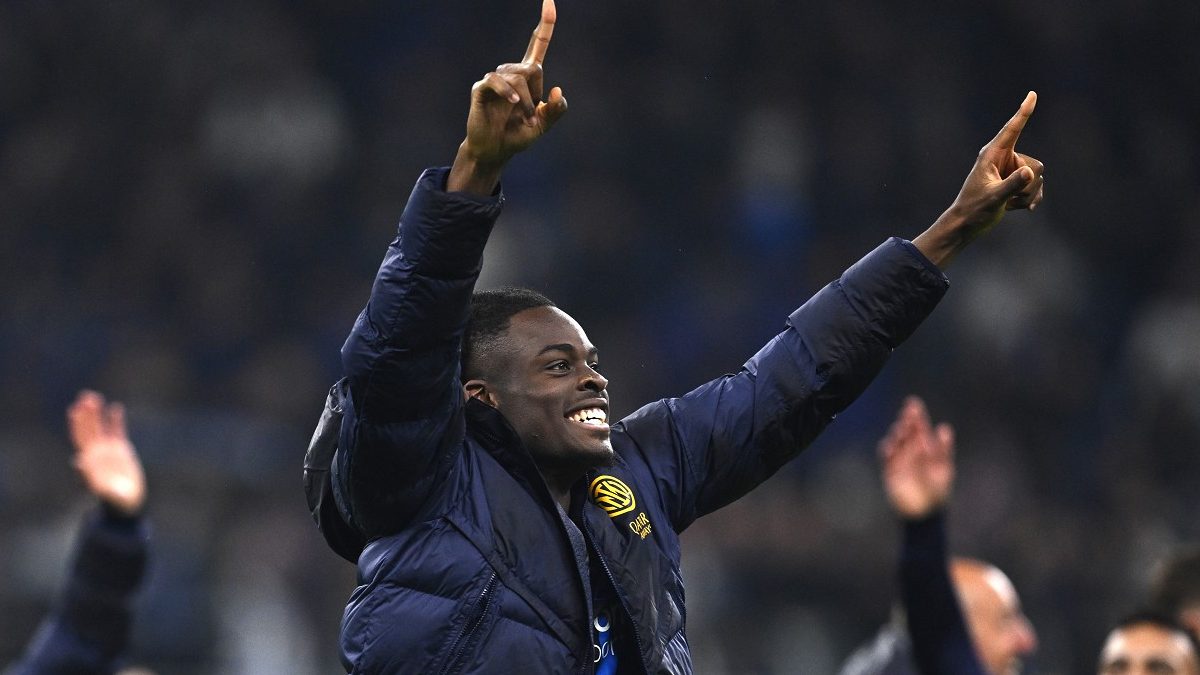 Bisseck bada all’essenziale e festeggia la vittoria di Verona Inter: «A volte bisogna soffrire» – FOTO Bisseck bada all’essenziale e festeggia la vittoria di Verona Inter: «A volte bisogna soffrire» – FOTO
