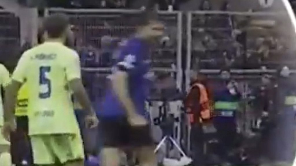Sputo Inigo Martinez a Acerbi, arrivano le immagini che incastrano il difensore blaugrana! - VIDEO 1 sputo Inigo Martinez Acerbi