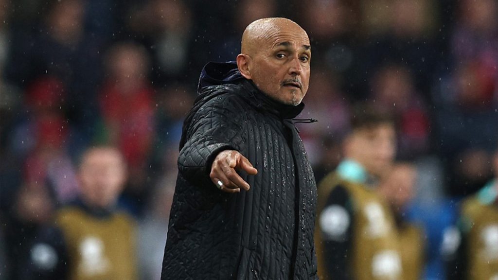 Conferenza stampa Spalletti: «Non mi sarei mai aspettato che Chivu desse del fesso a Kalulu. Bastoni in Nazionale? Gattuso convochi chi vuole» 1 Spalletti