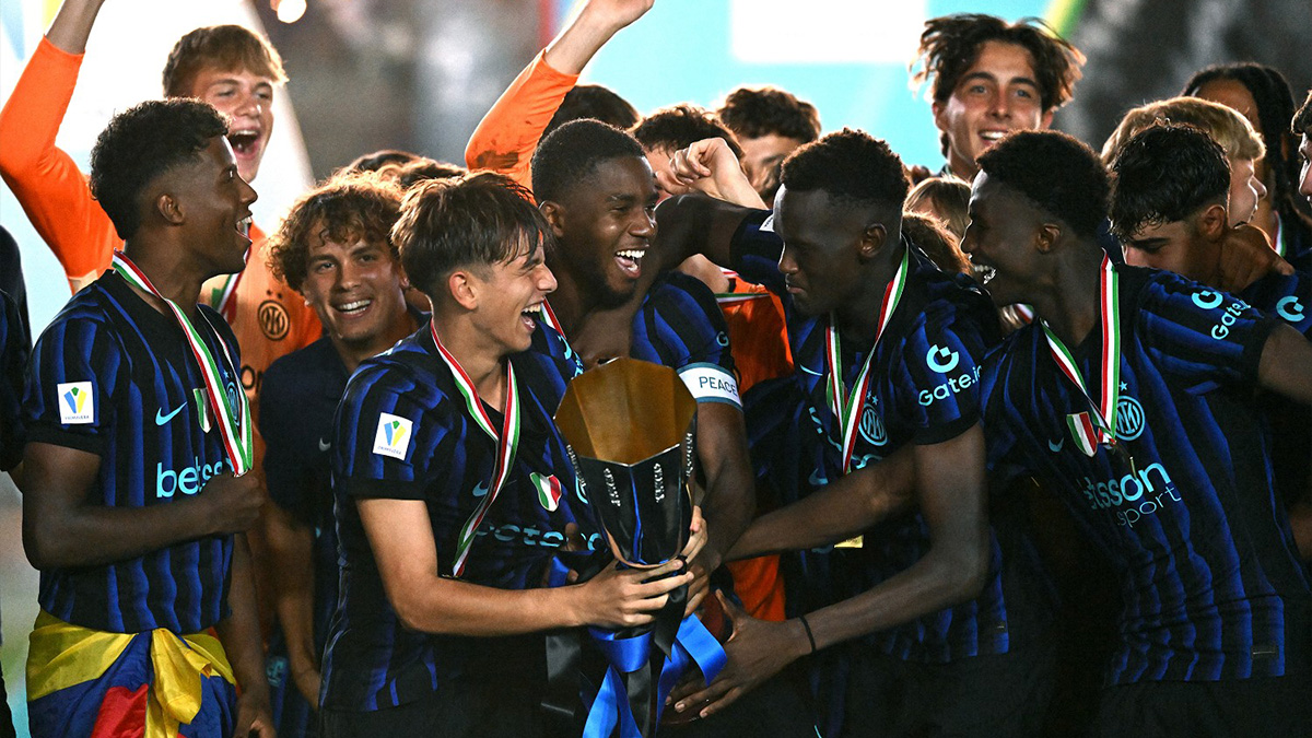 Youth League, l'allenatore del Colonia svela: «I nerazzurri sono il mio sogno! Ecco che gara mi aspetto» 26 Inter Primavera festeggiamenti Supercoppa