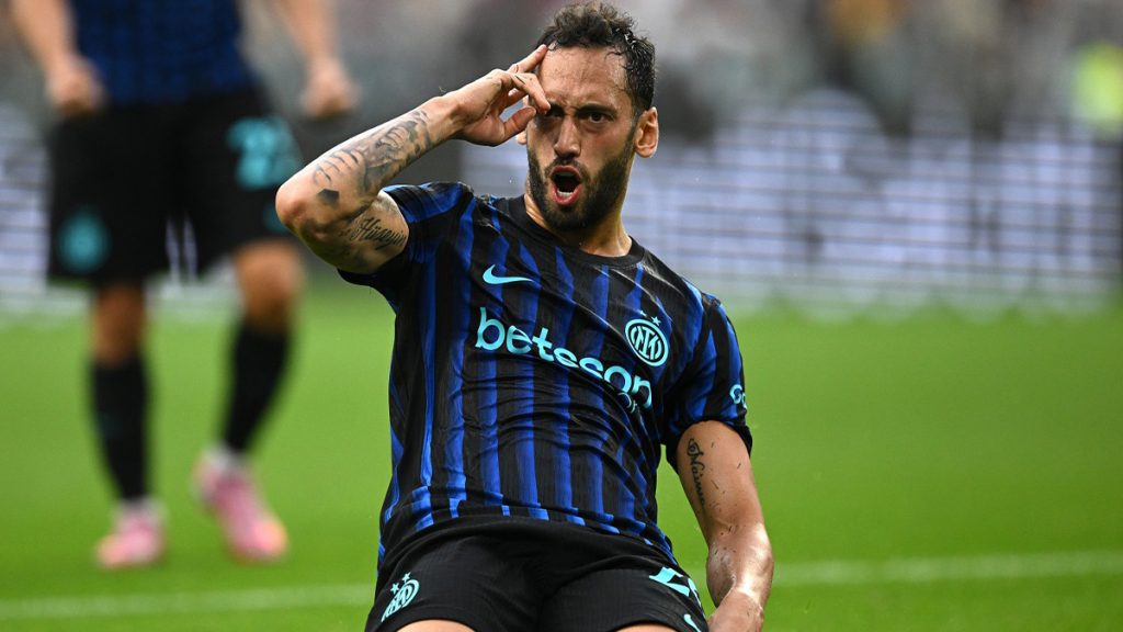 Calhanoglu Inter, l'estate turbolenta è solo un ricordo: il centrocampista è tornato imprescindibile per Chivu! Importante riconoscimento dalla Turchia per lui 1 Calhanoglu Juve Inter