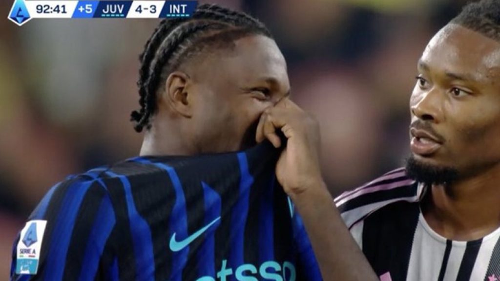 Caso Thuram, Valenti sbotta: «C***o ti ridi? Rispetto per la maglia. Ma davvero non vi ha dato fastidio?» 1 risata Thuram