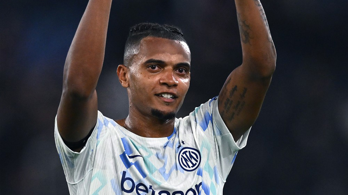 Akanji a Dazn: «Si vede la mano di Chivu. Il cambio di ruolo tra me e Bisseck? Forse lo ha scelto per quel motivo» Akanji a Dazn: «Si vede la mano di Chivu. Il cambio di ruolo tra me e Bisseck? Forse lo ha scelto per quel motivo»