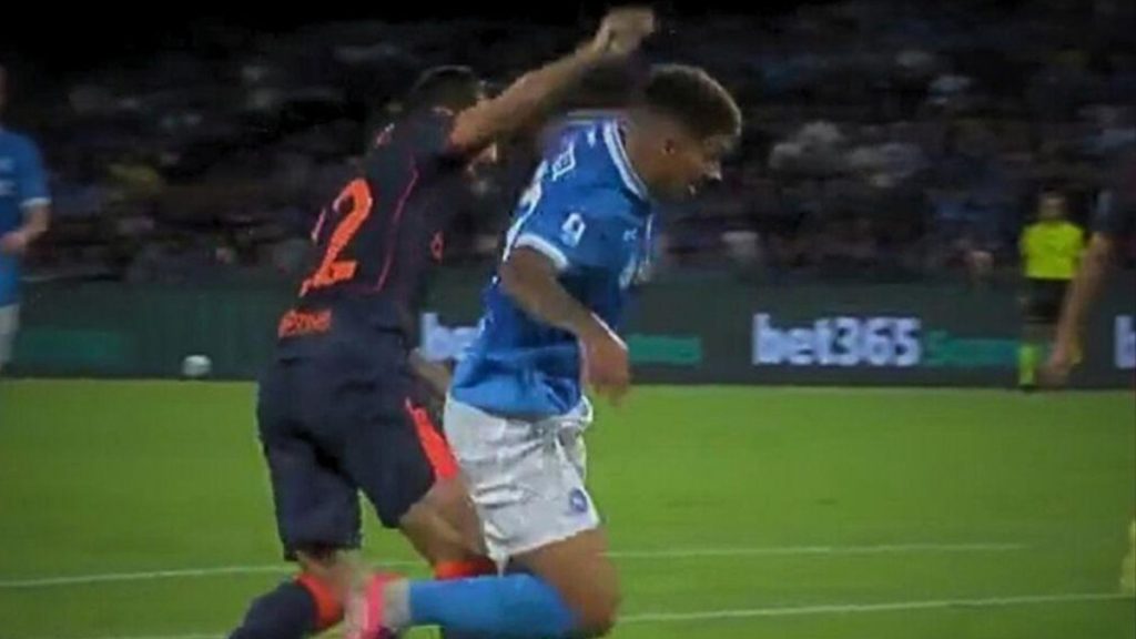 Rigore Napoli, la polemica sulla scelta di Mariani e lo sfogo di Conte: La Repubblica critica l'Inter 1 rigore Di Lorenzo