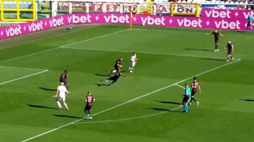 Asllani, che pasticcio! L'ex Inter protagonista in negativo in Torino Genoa: scivolone e gol di Thorsby 1 Asllani