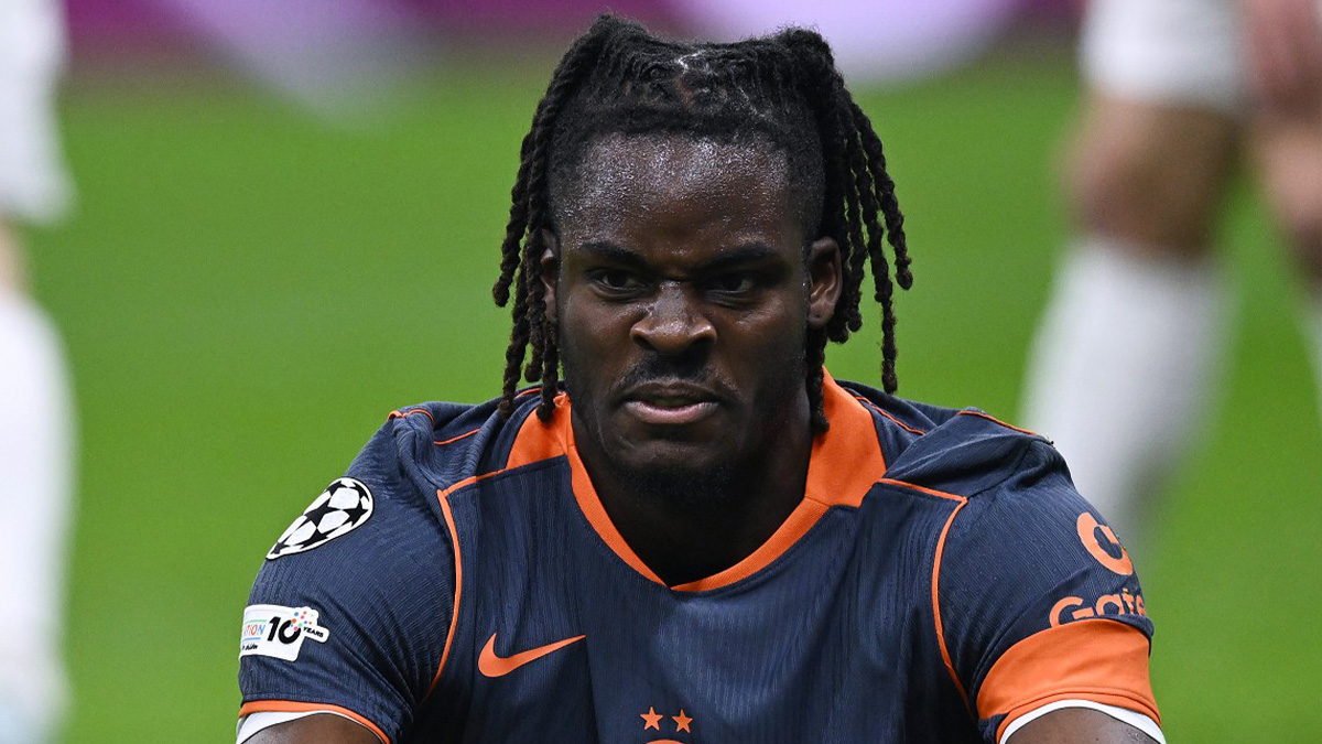 Compleanno Bisseck, il messaggio d’auguri dell’Inter per i suoi 25 anni – FOTO