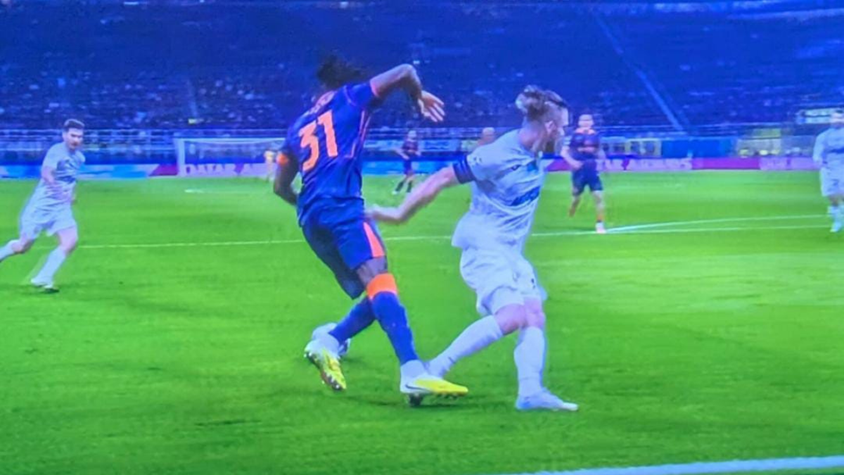 Rigore Bisseck, episodio dubbio in sfavore per i nerazzurri in Inter Kairat! Le ultime sul rigore revocato dopo il VAR 26 Progetto senza titolo 4