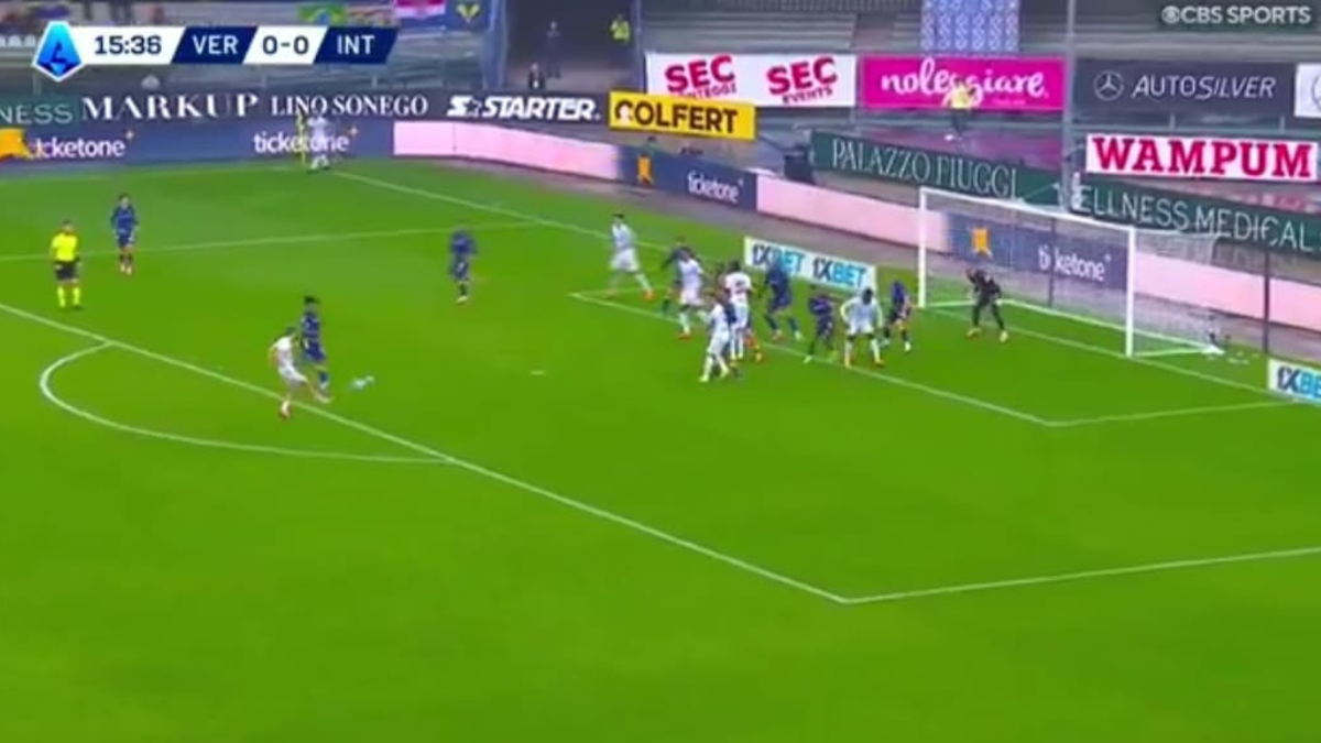 Gol Zielinski! Il centrocampista polacco sblocca la partita con un destro al volo incredibile! Che giocata