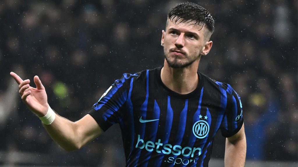 Sucic, la sua magia in Inter Fiorentina vince il gol del mese di ottobre: l'elogio del club nerazzurro - VIDEO 1 Sucic Inter Fiorentina 2