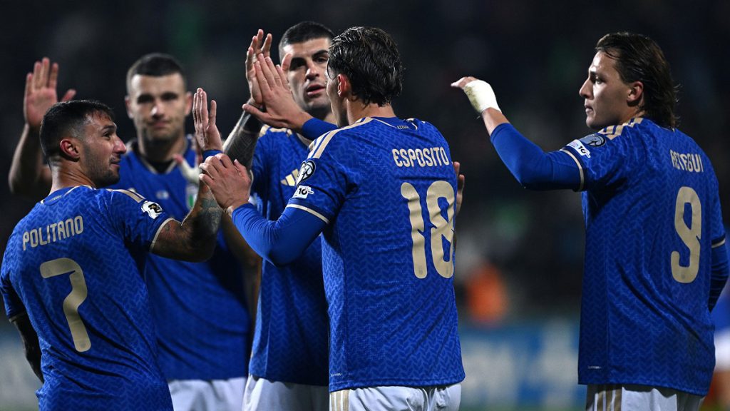 Arbitro Bosnia Italia, designato il fischietto del match: ecco chi dirigerà la finale playoff 1 esultanza Pio Esposito Moldavia Italia